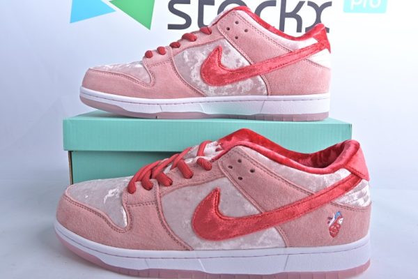 Nike SB Dunk Low StrangeLove Skateboards (Regular Box)  CT2552-800