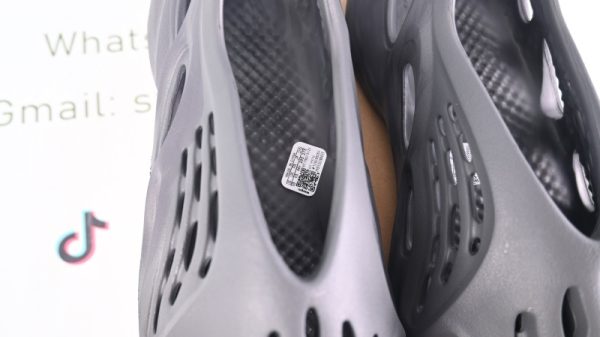 (Free Shipping) adidas Yeezy Foam RNNR Onyx HP8739 - Image 4